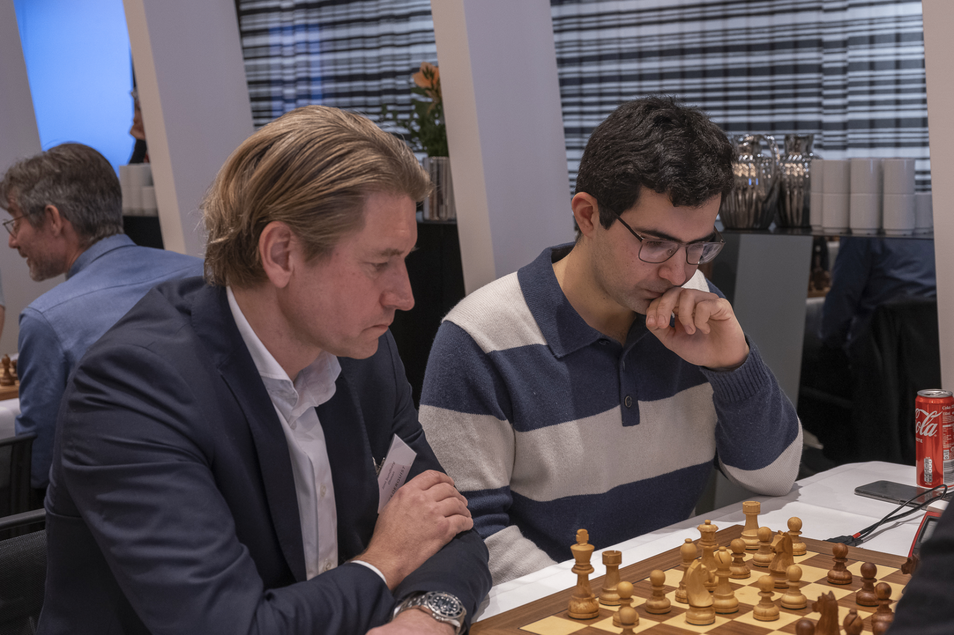 David Narva spelar schack med affärsman