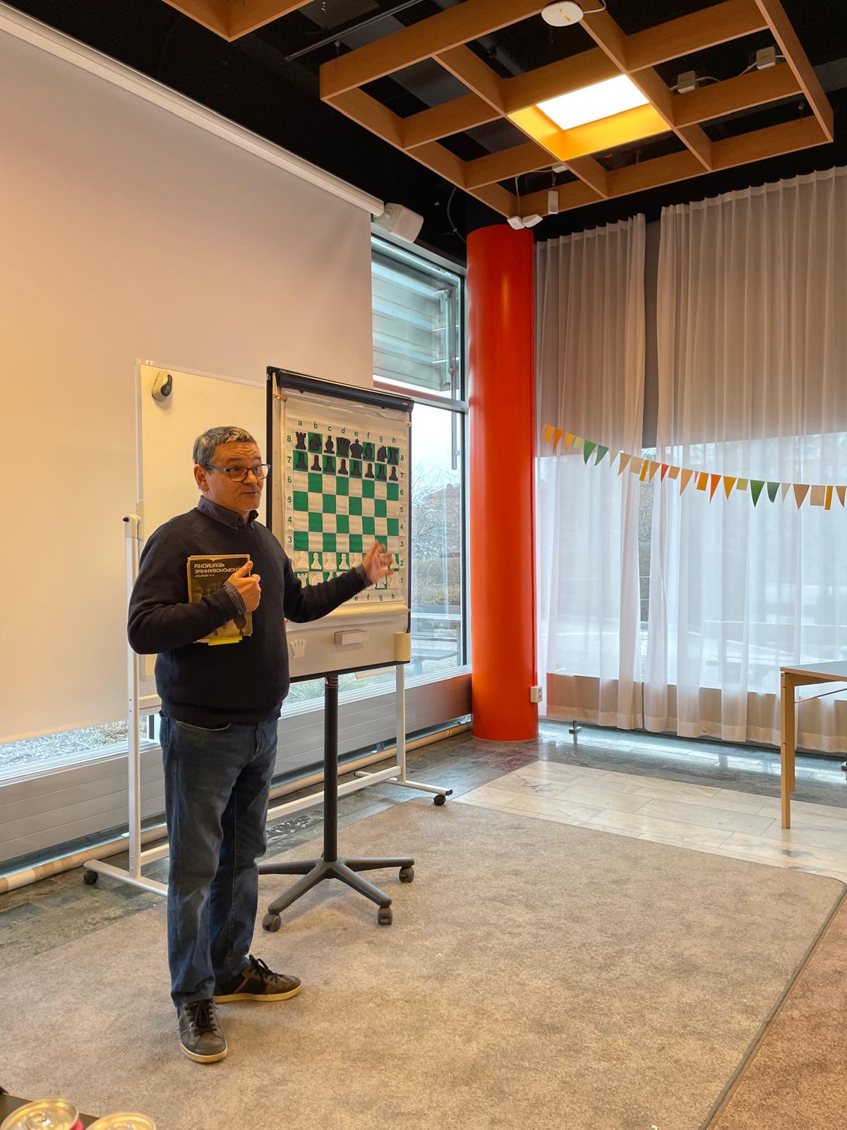 FIDE-mästaren Luis Couso håller föredrag